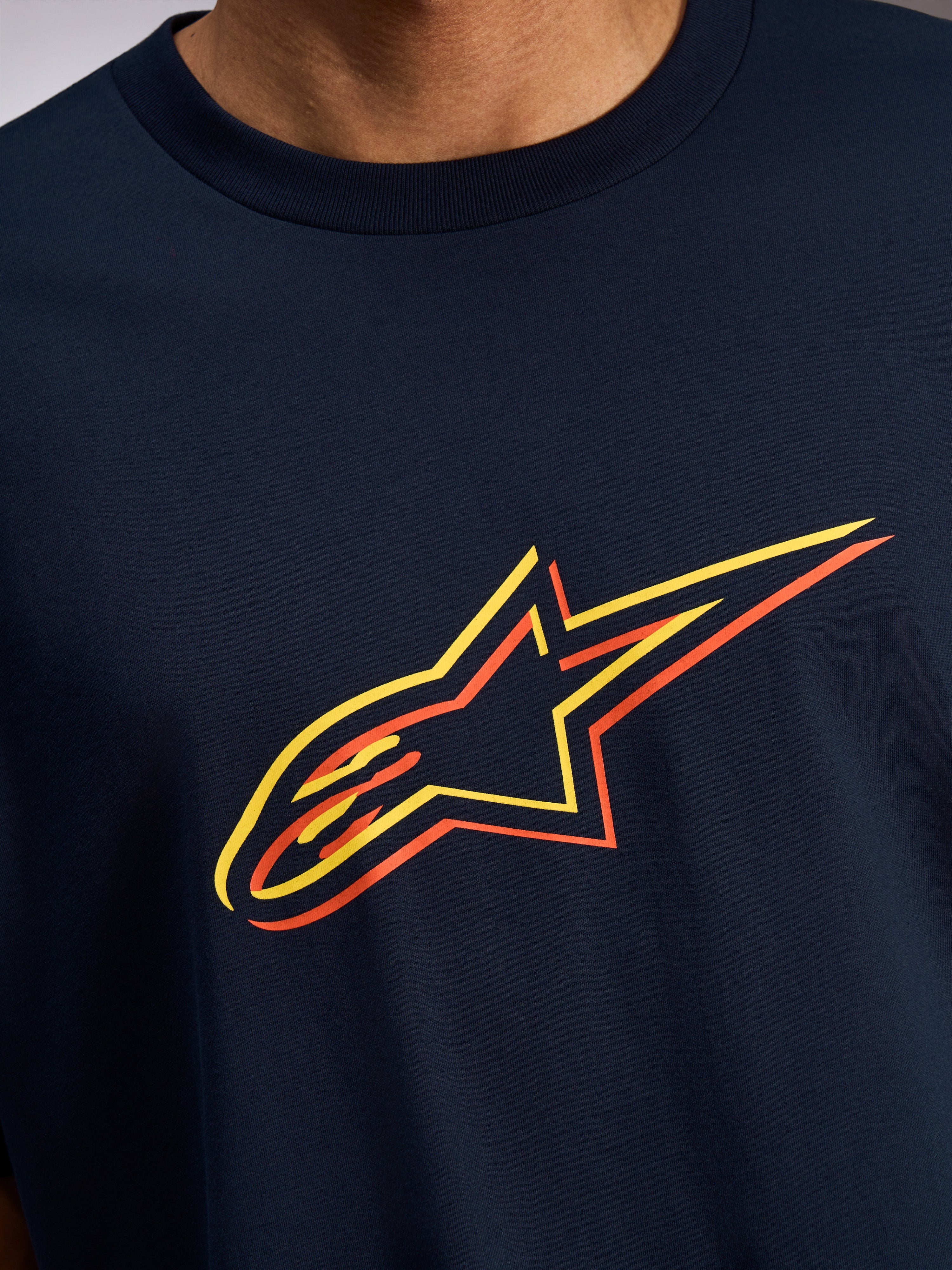 Alpinestars Alter Oversized CSF Tee, t-shirt de manga curta, azul-marinho, grande plano do logótipo Astars frontal com desvio de cor amarelo e laranja, streetwear casual de desportos motorizados