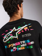 Alpinestars Wild Oversized CSF Tee, t-shirt de manga curta preta, gráfico grande nas costas com o logótipo Astars multicolorido vibrante e tipografia, roupa desportiva casual