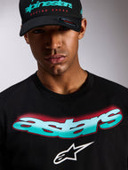 Alpinestars Ellipsoid CSF Tee, t-shirt de manga curta, preta, logótipo nominativo Astars em gradiente verde-azulado e branco com detalhes em halftone vermelho, logótipo Astars branco, usada com boné Alpinestars preto a condizer, streetwear casual de desporto motorizado