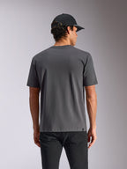 Alpinestars Ellipsoid CSF Tee, T-shirt de manga curta, cinzento carvão, vista traseira apresentada num modelo, estilo casual streetwear com pequena etiqueta de logótipo na bainha