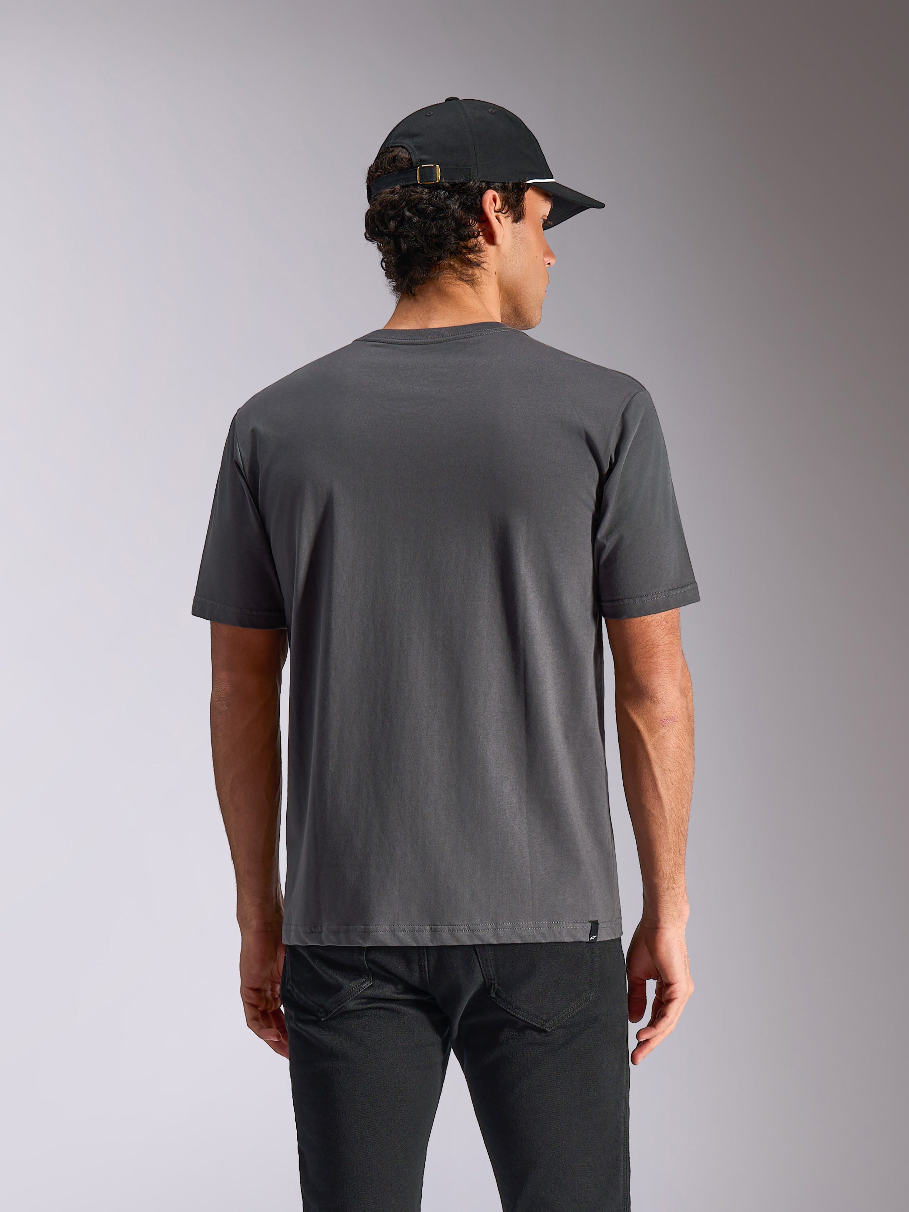 Alpinestars Ellipsoid CSF Tee, T-shirt de manga curta, cinzento carvão, vista traseira apresentada num modelo, estilo casual streetwear com pequena etiqueta de logótipo na bainha