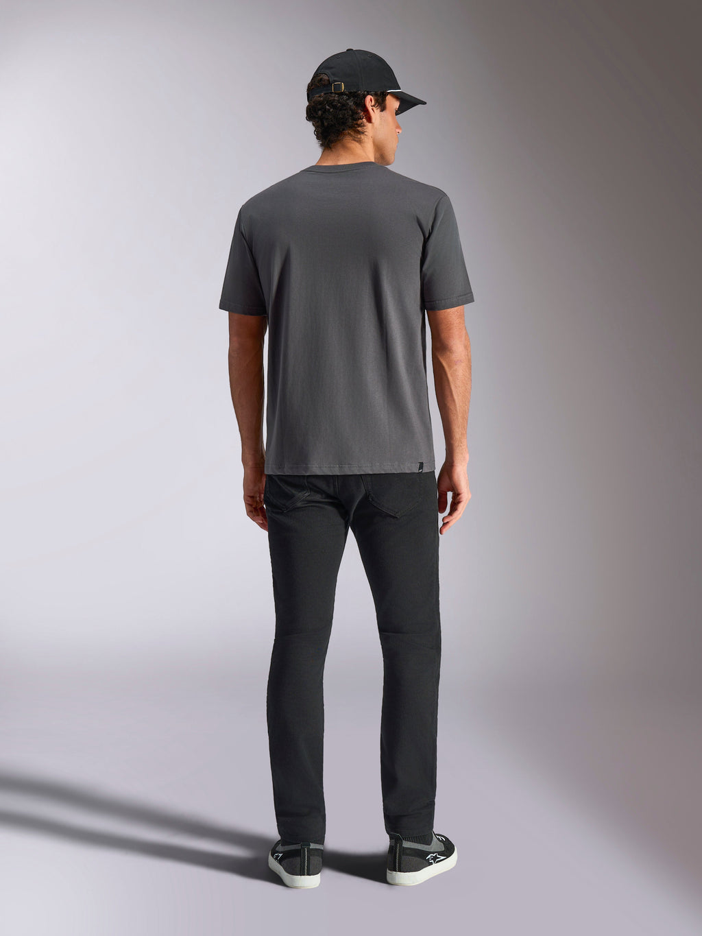 Alpinestars Ellipsoid CSF Tee, T-shirt de manga curta, cinzento carvão, vista traseira num modelo com boné e calças pretas, streetwear casual