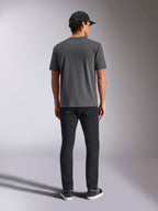 Alpinestars Ellipsoid CSF Tee, T-shirt de manga curta, cinzento carvão, vista traseira num modelo com boné e calças pretas, streetwear casual