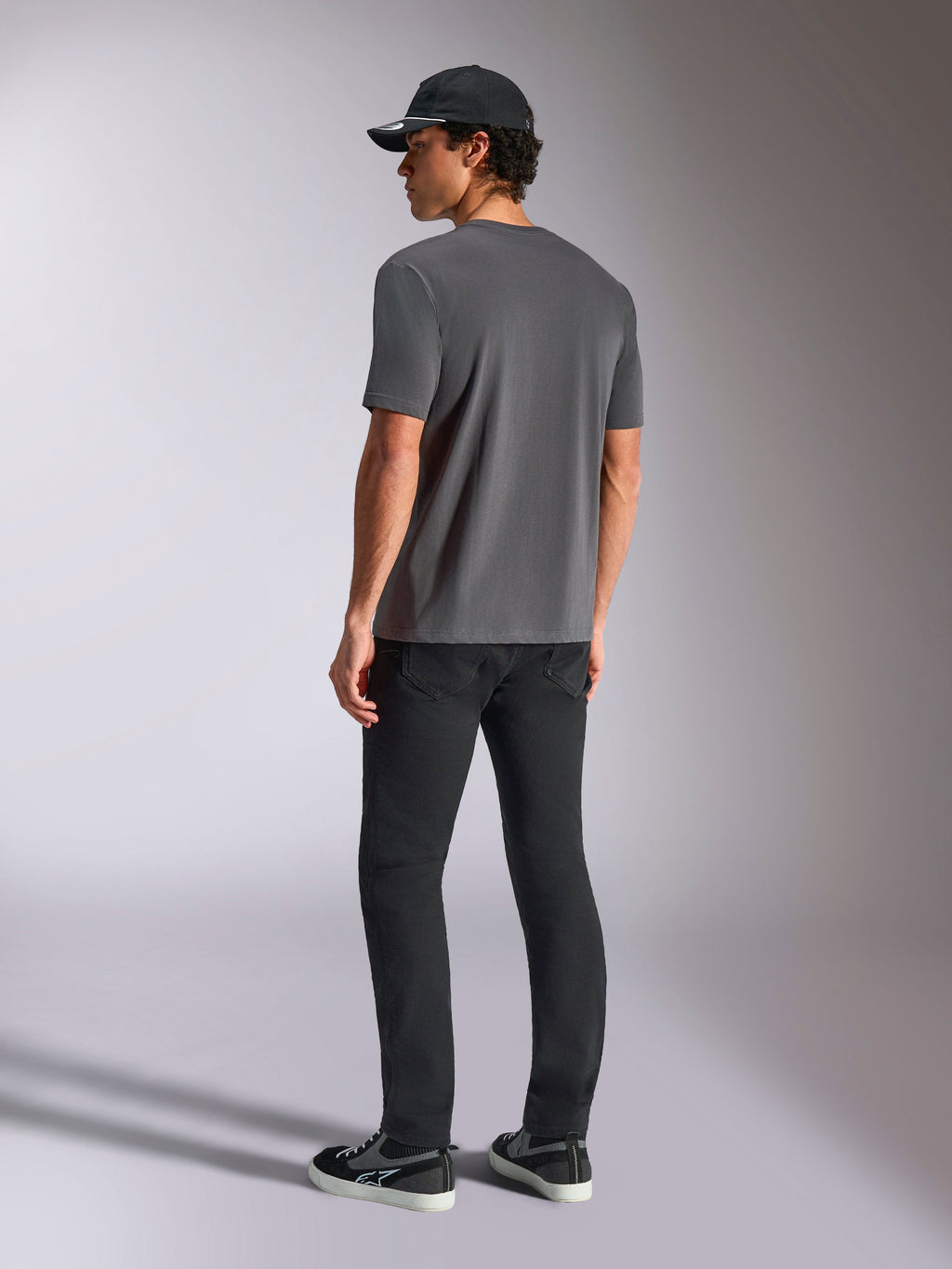 Alpinestars Ellipsoid CSF Tee, T-shirt de manga curta, cinzento carvão, vista de costas, usada por modelo com calças pretas e boné de basebol preto, streetwear casual de desportos motorizados