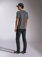 Alpinestars Ellipsoid CSF Tee, T-shirt de manga curta, cinzento carvão, vista de costas, usada por modelo com calças pretas e boné de basebol preto, streetwear casual de desportos motorizados