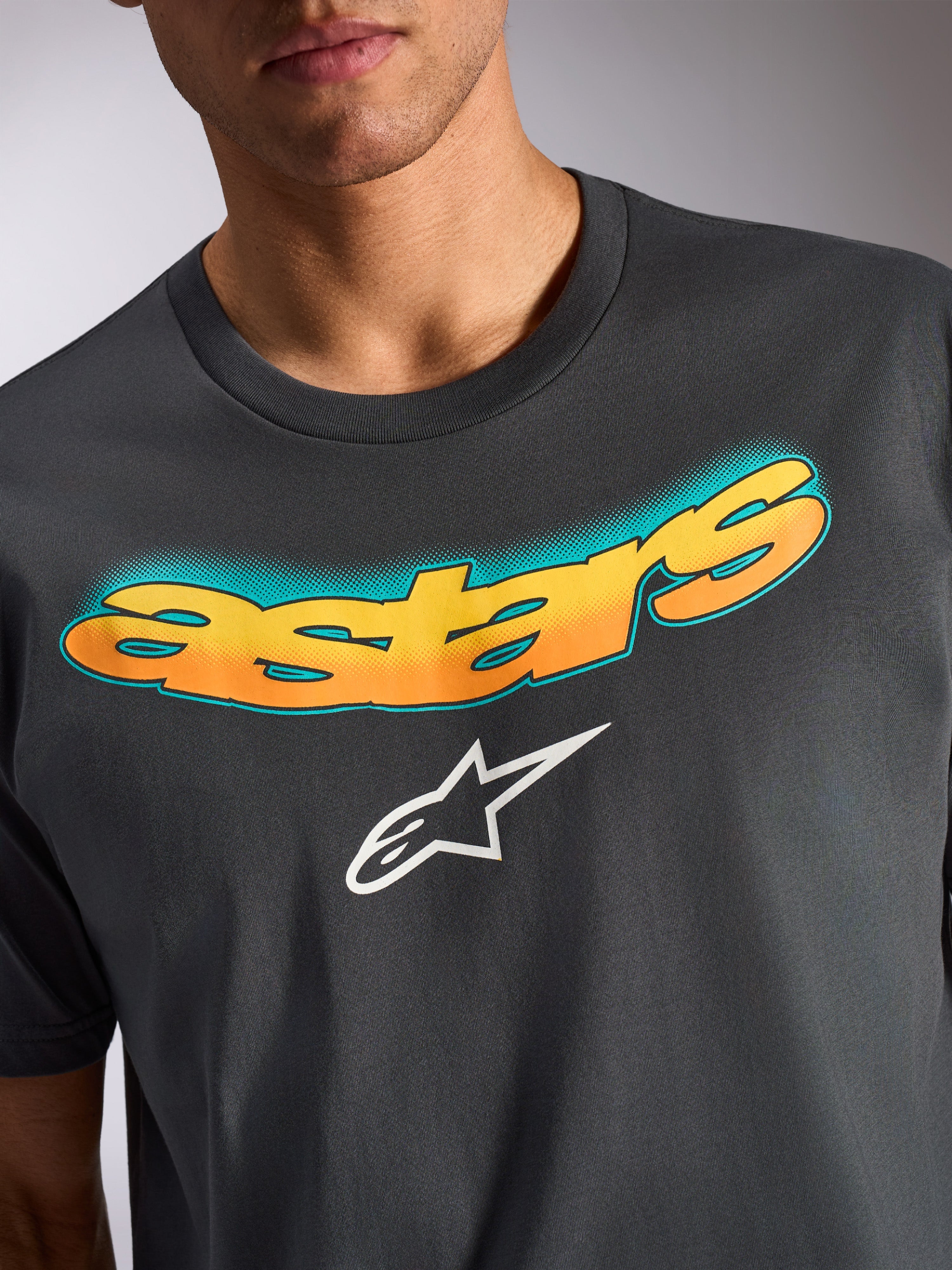 T-shirt Alpinestars Ellipsoid CSF, t-shirt de manga curta, cinzento antracite, logótipo 'astars' curvado com degradé amarelo e laranja e padrão de pontos azul-turquesa, logótipo da estrela Alpinestars branco, vestuário casual inspirado no desporto motorizado
