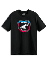 Alpinestars Plate CSF Tee, t-shirt de manga curta, preta, com gráfico frontal de placa de MX, logótipo de estrela branco e detalhes em azul e cor-de-rosa, vestuário desportivo casual de desporto motorizado