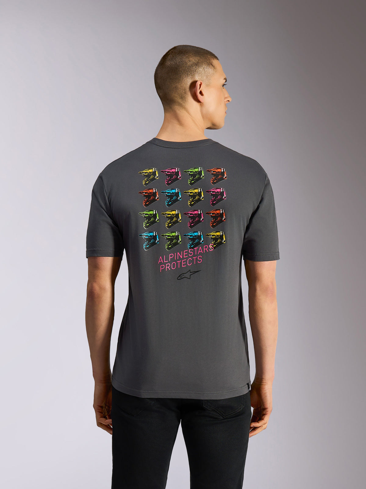 Alpinestars Pop Helmet CSF Tee, T-shirt de manga curta, cinzenta, vista traseira com uma grelha vibrante de 16 capacetes M10 coloridos e texto cor-de-rosa "ALPINESTARS PROTECTS" nas costas, streetwear casual inspirado no desporto motorizado