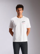 Alpinestars Pop Helmet CSF Tee, t-shirt de manga curta, branca, logótipo Astars preto com texto Alpinestars Protects em cor-de-rosa, streetwear casual inspirado no desporto motorizado