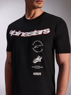 Alpinestars Abus CSF Tee, t-shirt de manga curta preta, logótipo branco de grandes dimensões no peito com contorno vermelho, logótipos gráficos empilhados verticalmente, streetwear casual de desportos motorizados