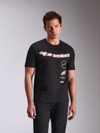 Alpinestars Abus CSF Tee, t-shirt de manga curta, preta, logótipo Alpinestars curvo em branco com contorno vermelho, grafismos laterais sobrepostos, vestuário casual motorsport streetwear