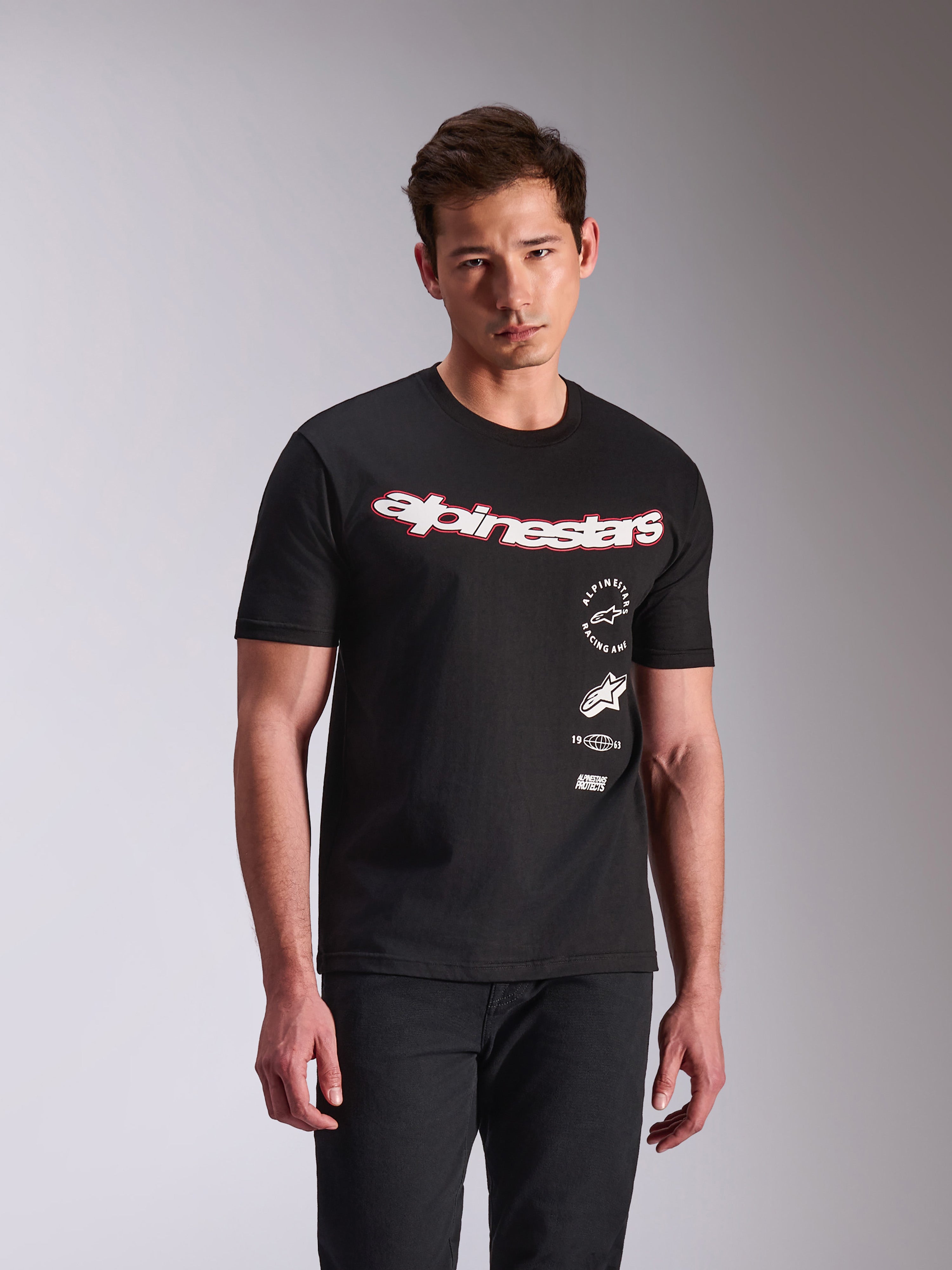 Alpinestars Abus CSF Tee, t-shirt de manga curta, preta, logótipo Alpinestars curvo em branco com contorno vermelho, grafismos laterais sobrepostos, vestuário casual motorsport streetwear