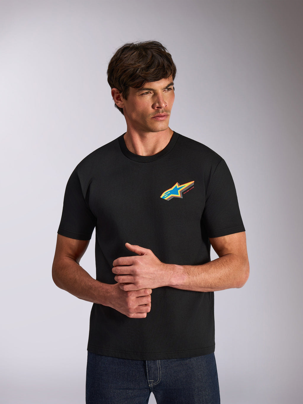 Alpinestars Angler CSF Tee, t-shirt de manga curta, preta, logótipo Astars em forma de estrela multicolor vibrante no peito, streetwear casual de inspiração motorsport vestida por modelo