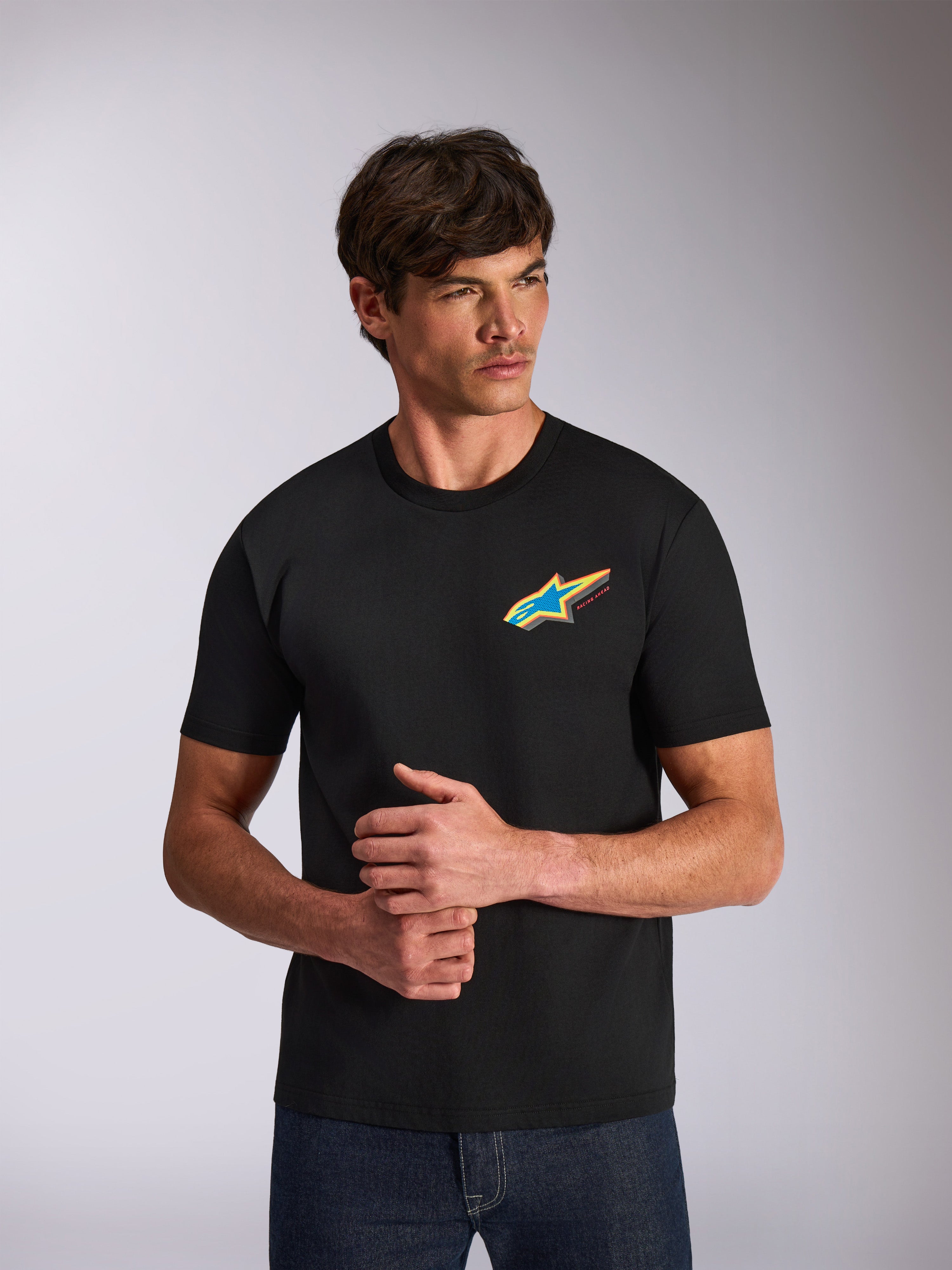 Alpinestars Angler CSF Tee, t-shirt de manga curta, preta, logótipo Astars em forma de estrela multicolor vibrante no peito, streetwear casual de inspiração motorsport vestida por modelo