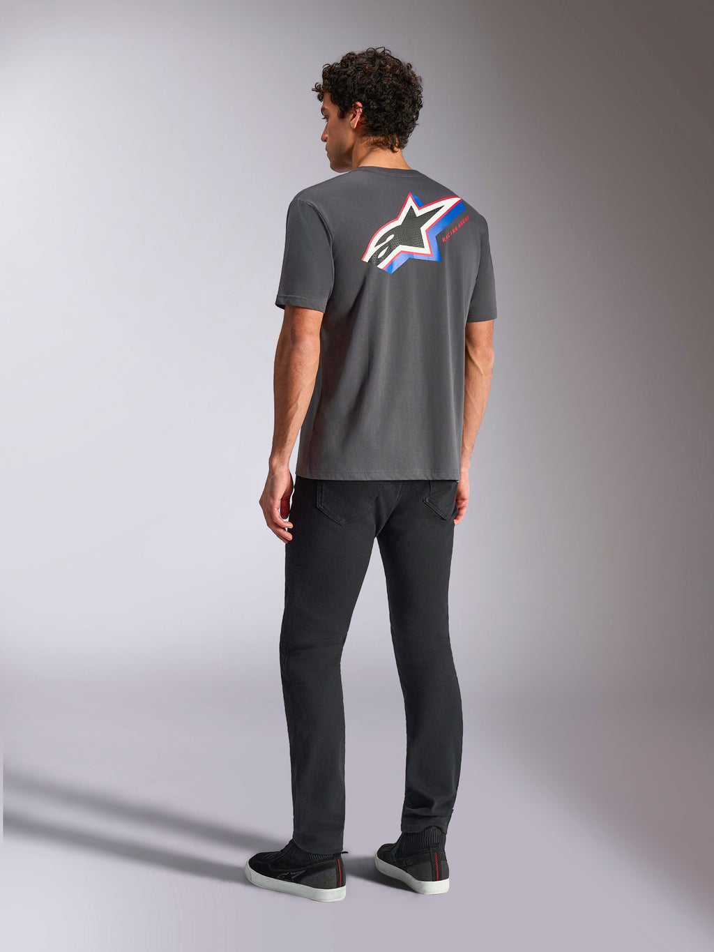 T-shirt Alpinestars Angler CSF, camisola de manga curta, cinzento carvão, logótipo Astars vibrante multicolor nas costas com riscas vermelhas e azuis, streetwear casual de motorsport