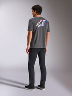 T-shirt Alpinestars Angler CSF, camisola de manga curta, cinzento carvão, logótipo Astars vibrante multicolor nas costas com riscas vermelhas e azuis, streetwear casual de motorsport