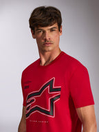 Alpinestars Authority CSF Tee, t-shirt de manga curta, vermelha, logótipo Astars grande recortado em preto e branco com contorno, usada por modelo, streetwear casual inspirado no desporto motorizado