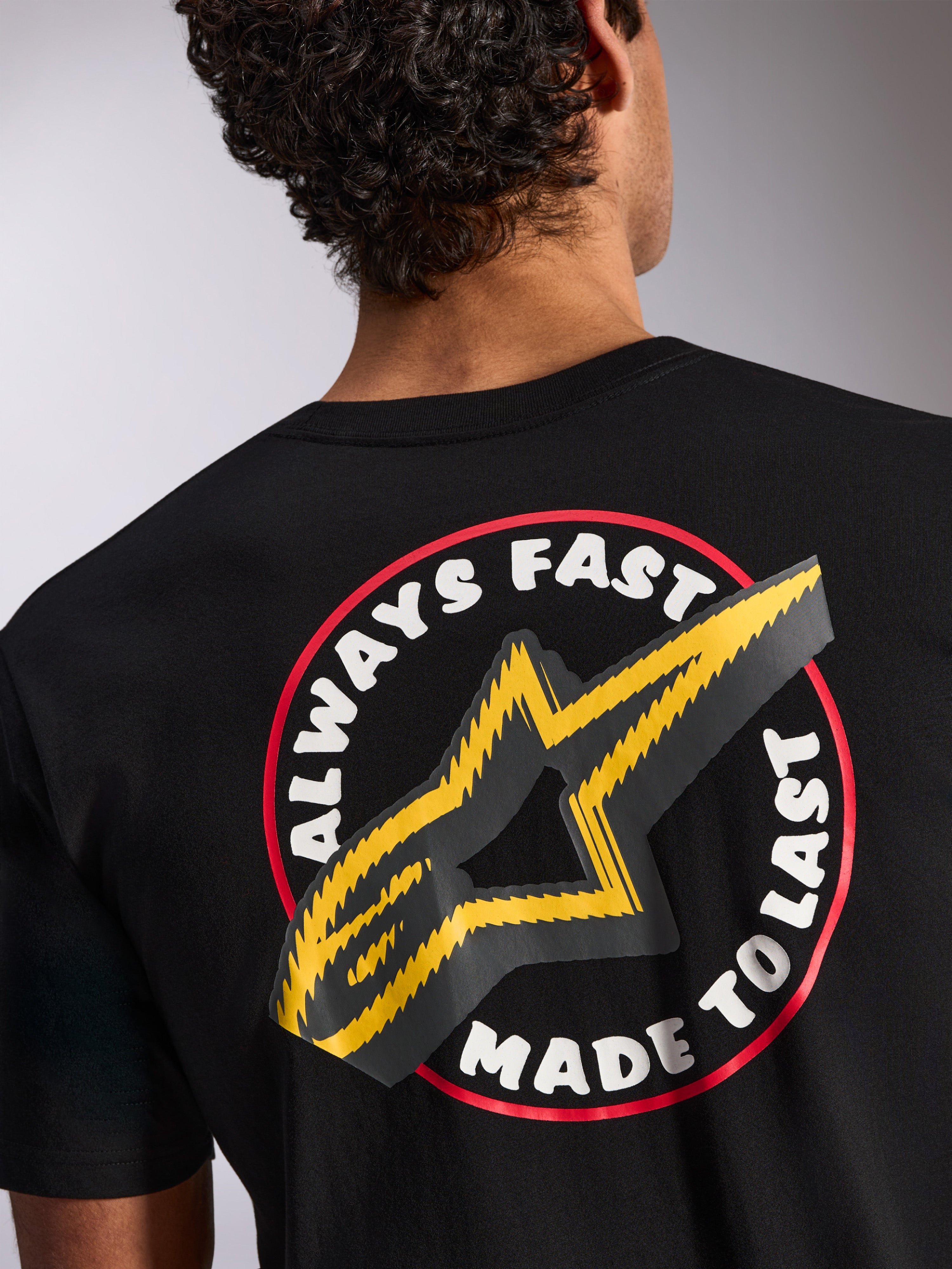 Alpinestars Aorbit CSF Tee, t-shirt de manga curta, preta, detalhe nas costas com o grafismo Always Fast Made to Last e logótipo de estrela amarela, streetwear casual inspirado no desporto motorizado