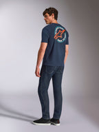 Alpinestars Aorbit CSF Tee, t-shirt de manga curta, azul marinho, vista traseira no modelo com um grande logótipo Astars circular e o gráfico 'Always Fast Made to Last', streetwear casual inspirado no desporto motorizado
