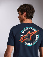 Alpinestars Aorbit CSF Tee, t-shirt de manga curta, azul marinho, vista traseira com o gráfico Always Fast Made to Last e logótipo de estrela laranja, streetwear casual de desporto motorizado