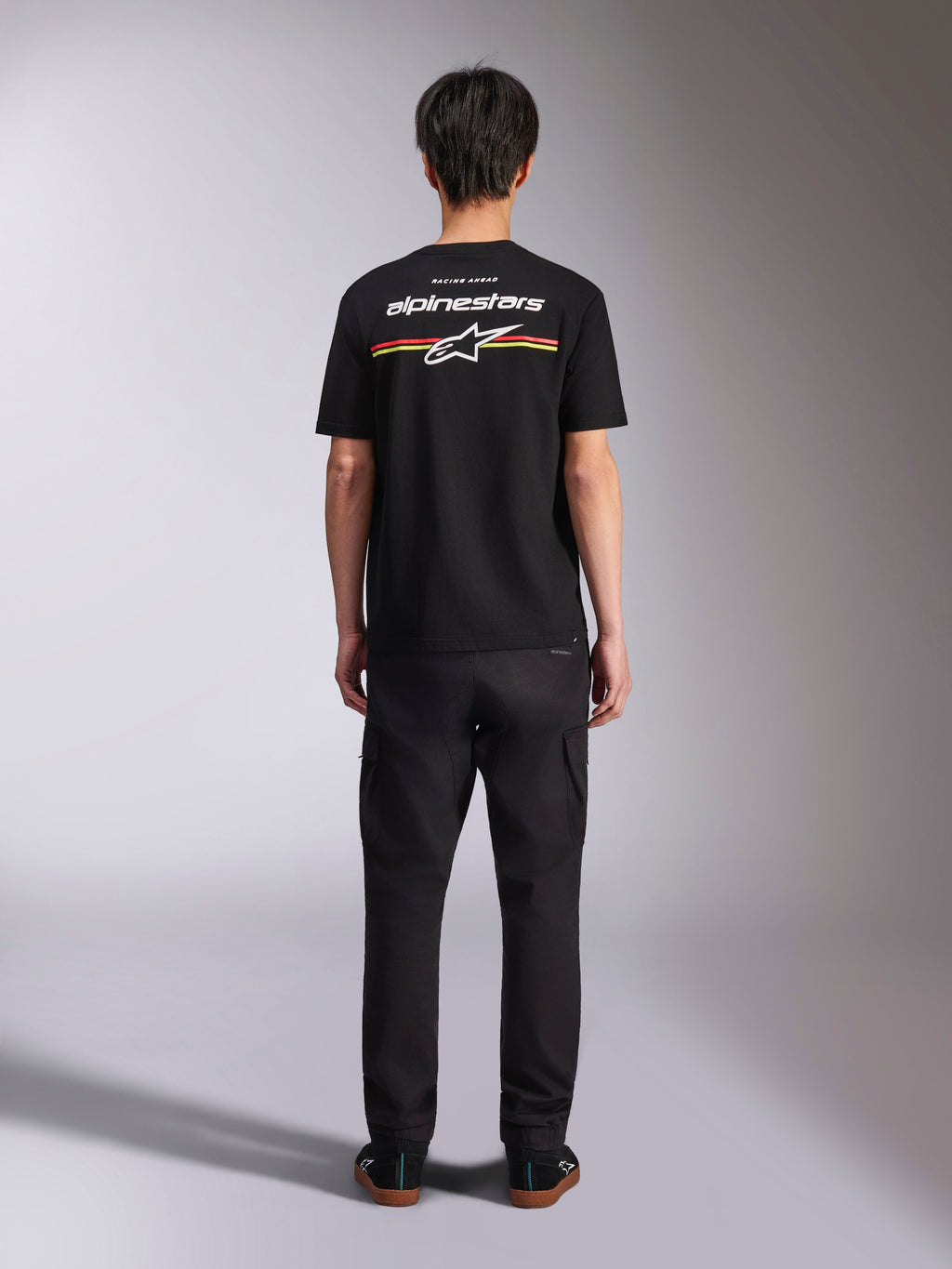 Alpinestars Lanes CSF Tee, t-shirt de manga curta, preta, vista traseira com logótipo Alpinestars branco e riscas vermelhas e amarelas, streetwear casual de motorsport