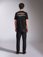 Alpinestars Lanes CSF Tee, t-shirt de manga curta, preta, vista traseira com logótipo Alpinestars branco e riscas vermelhas e amarelas, streetwear casual de motorsport