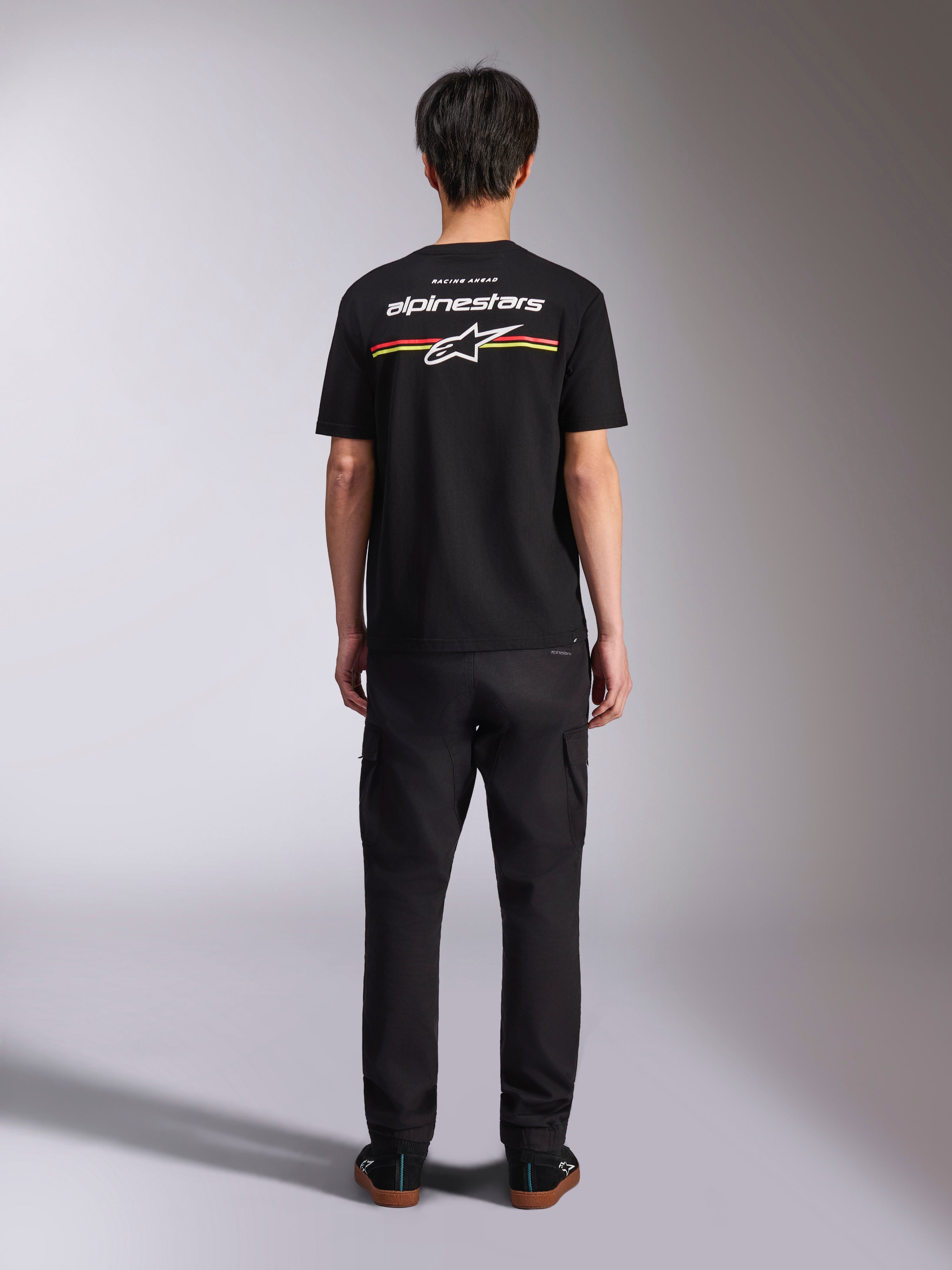 Alpinestars Lanes CSF Tee, t-shirt de manga curta, preta, vista traseira com logótipo Alpinestars branco e riscas vermelhas e amarelas, streetwear casual de motorsport