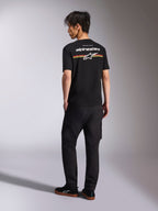 Alpinestars Lanes CSF Tee, t-shirt de manga curta preta, vista das costas com logótipo Alpinestars branco e grafismo de riscas vermelhas, laranja e amarelas, streetwear casual de desportos motorizados usada com calças cargo pretas