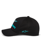 Alpinestars Instinct Hat, boné de basebol preto visto de perfil, com logótipo Astars bordado em verde-azulado na lateral e logótipo frontal em gradiente, pala curva e copa estruturada, streetwear casual de desporto motorizado