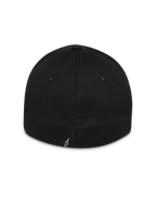 Alpinestars Surpass Hat, boné preto, vista traseira com pala curva e copa estruturada, design com parte traseira flexível, pequeno logótipo Astars branco na etiqueta traseira, acessório casual de desportos motorizados