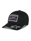 Alpinestars Surpass Hat, boné de basebol de pala curvada, preto, com um remendo retangular bordado na frente com o logótipo Astars e o texto 'Racing Ahead', logótipo branco bordado na pala, copa estruturada e tecido em sarja para um estilo streetwear casual inspirado no desporto motorizado.