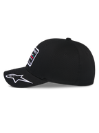 Alpinestars Surpass Hat, boné de basebol, preto, vista de perfil lateral mostrando pala curva com logótipo Astars branco bordado, copa estruturada com remendo frontal bordado, acessório de cabeça casual inspirado no desporto motorizado