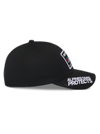 Boné Alpinestars Surpass, preto, vista de perfil lateral, pala curvada com bordado branco 'ALPINESTARS PROTECTS', copa estruturada com remendo frontal do logótipo, acessório casual inspirado no desporto motorizado