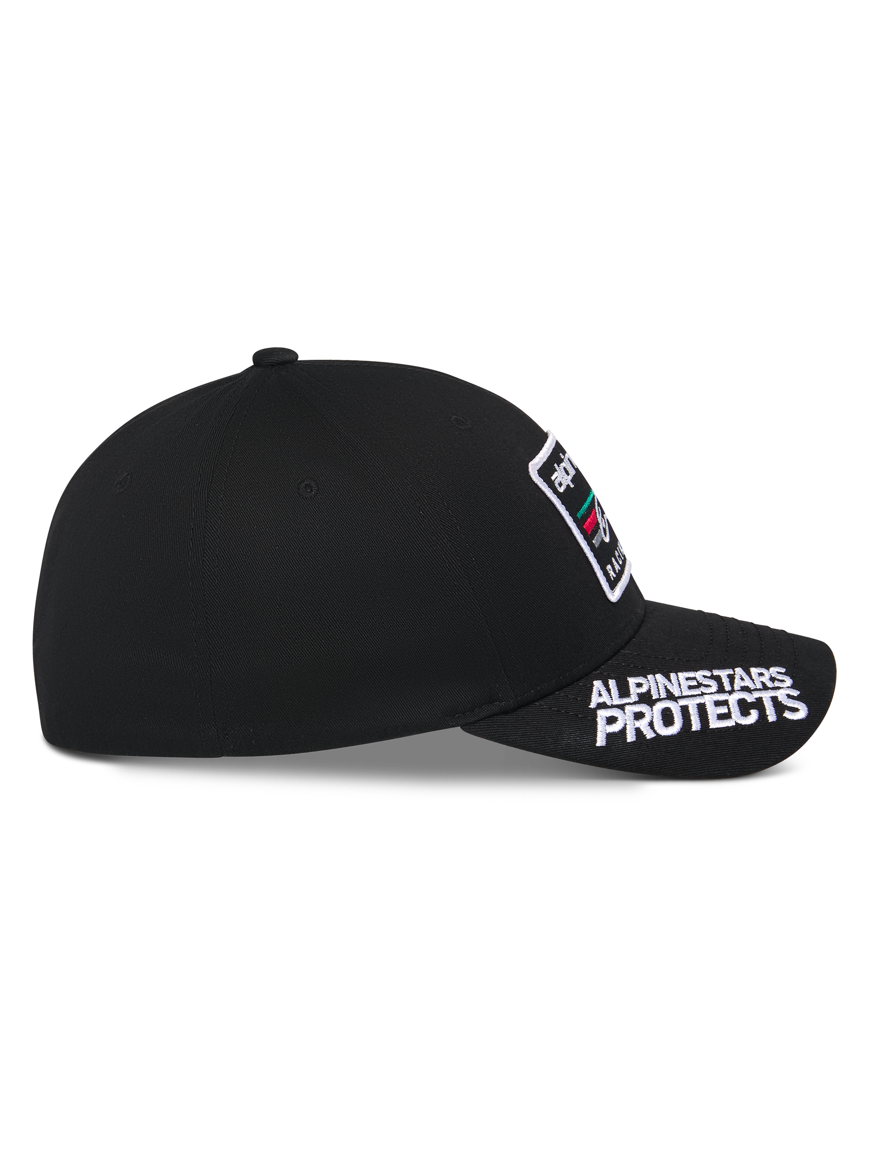 Boné Alpinestars Surpass, preto, vista de perfil lateral, pala curvada com bordado branco 'ALPINESTARS PROTECTS', copa estruturada com remendo frontal do logótipo, acessório casual inspirado no desporto motorizado