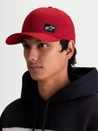 Alpinestars Chapéu Pivot, boné sportswear lifestyle para homem e mulher, vermelho escuro, com aba curva, coroa estruturada e um pequeno emblema bordado Astars preto na frente, mostrado num modelo.