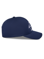 Alpinestars Trifecta Snapback Hat, azul marinho, vista lateral de perfil mostrando a pala curva e a copa estruturada, logótipo Astars branco com riscas tricolores, tecido em sarja de algodão, streetwear casual de desportos motorizados