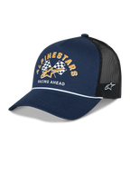 Boné Alpinestars Finisher Trucker, azul-marinho e preto, pala curva com detalhe de corda branca, gráfico frontal de bandeiras de xadrez Alpinestars com logótipo dourado e texto "Racing Ahead", bordado lateral do logótipo Astars, acessório casual de desportos motorizados