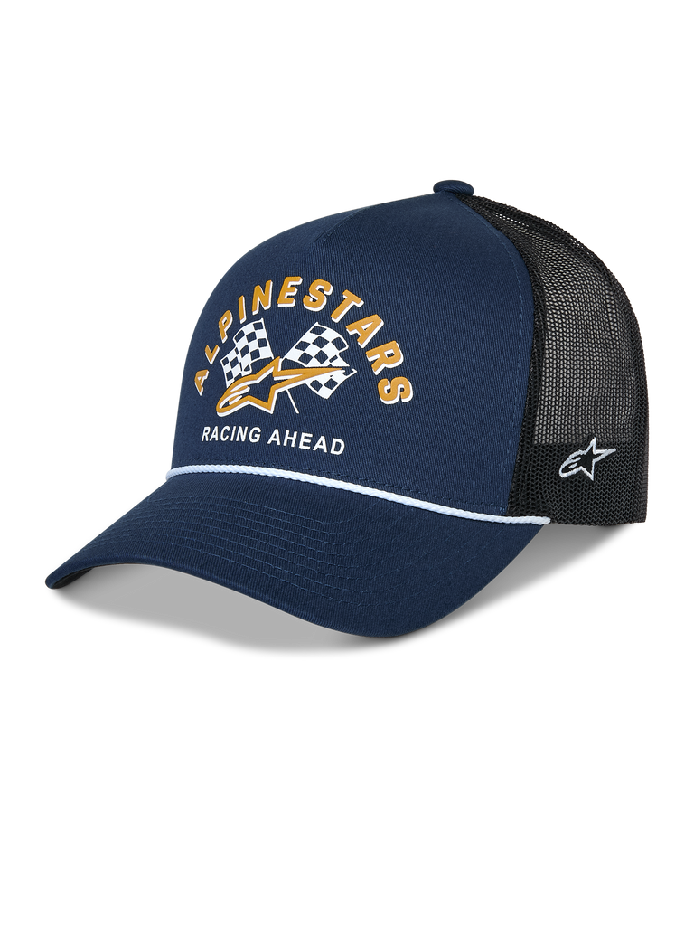 Boné Alpinestars Finisher Trucker, azul-marinho e preto, pala curva com detalhe de corda branca, gráfico frontal de bandeiras de xadrez Alpinestars com logótipo dourado e texto "Racing Ahead", bordado lateral do logótipo Astars, acessório casual de desportos motorizados
