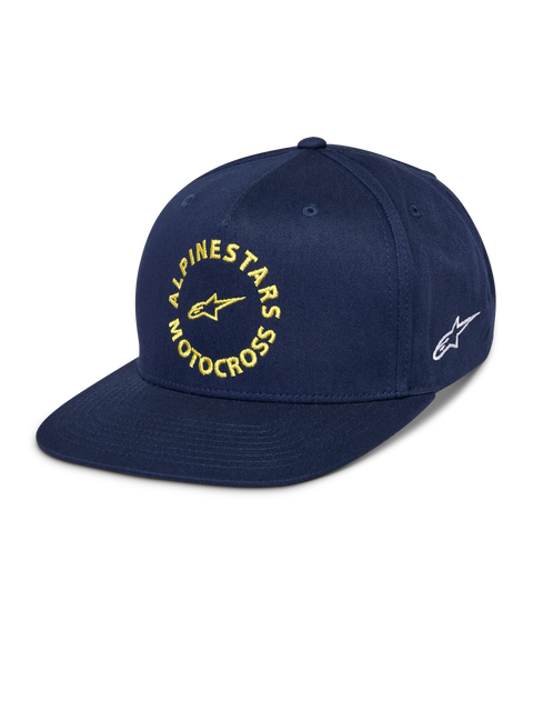 Alpinestars MX Snapback Hat, boné azul-marinho com pala plana e copa estruturada, gráfico frontal 'Alpinestars Motocross' bordado a amarelo, logótipo Astars branco na lateral, sarja de algodão, acessório casual de desporto motorizado