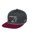 Alpinestars Intuitive Snapback Hat, boné casual de desporto motorizado, copa estruturada cinza escuro com pala plana vermelha, detalhe de cordão branco, patch frontal bordado com 'ALPINESTARS RACING AHEAD' e logótipo de estrela, bordado lateral de estrela branca