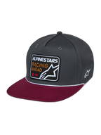Alpinestars Intuitive Snapback Hat, boné casual de desporto motorizado, copa estruturada cinza escuro com pala plana vermelha, detalhe de cordão branco, patch frontal bordado com 'ALPINESTARS RACING AHEAD' e logótipo de estrela, bordado lateral de estrela branca