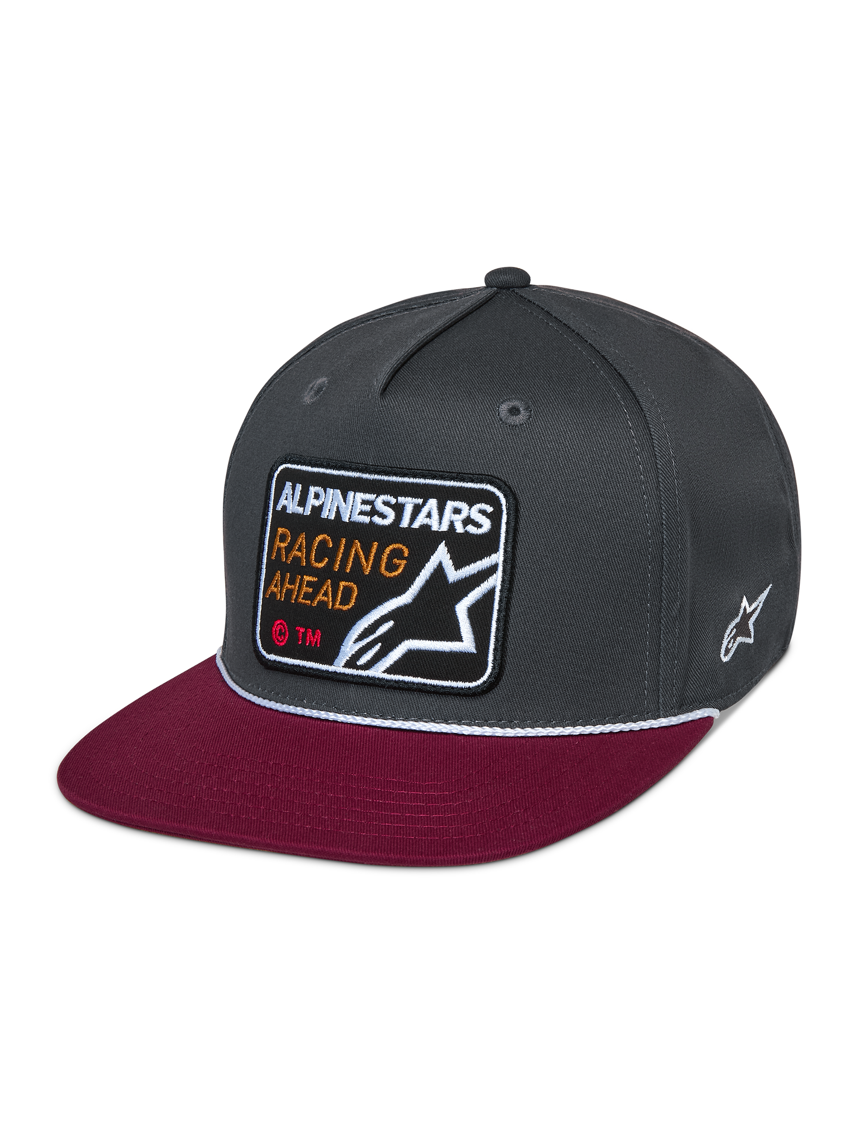Alpinestars Intuitive Snapback Hat, boné casual de desporto motorizado, copa estruturada cinza escuro com pala plana vermelha, detalhe de cordão branco, patch frontal bordado com 'ALPINESTARS RACING AHEAD' e logótipo de estrela, bordado lateral de estrela branca