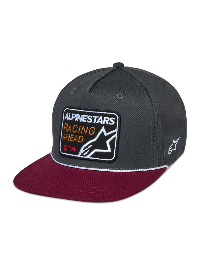 Alpinestars Intuitive Snapback Hat, boné casual de desporto motorizado, copa estruturada cinza escuro com pala plana vermelha, detalhe de cordão branco, patch frontal bordado com 'ALPINESTARS RACING AHEAD' e logótipo de estrela, bordado lateral de estrela branca