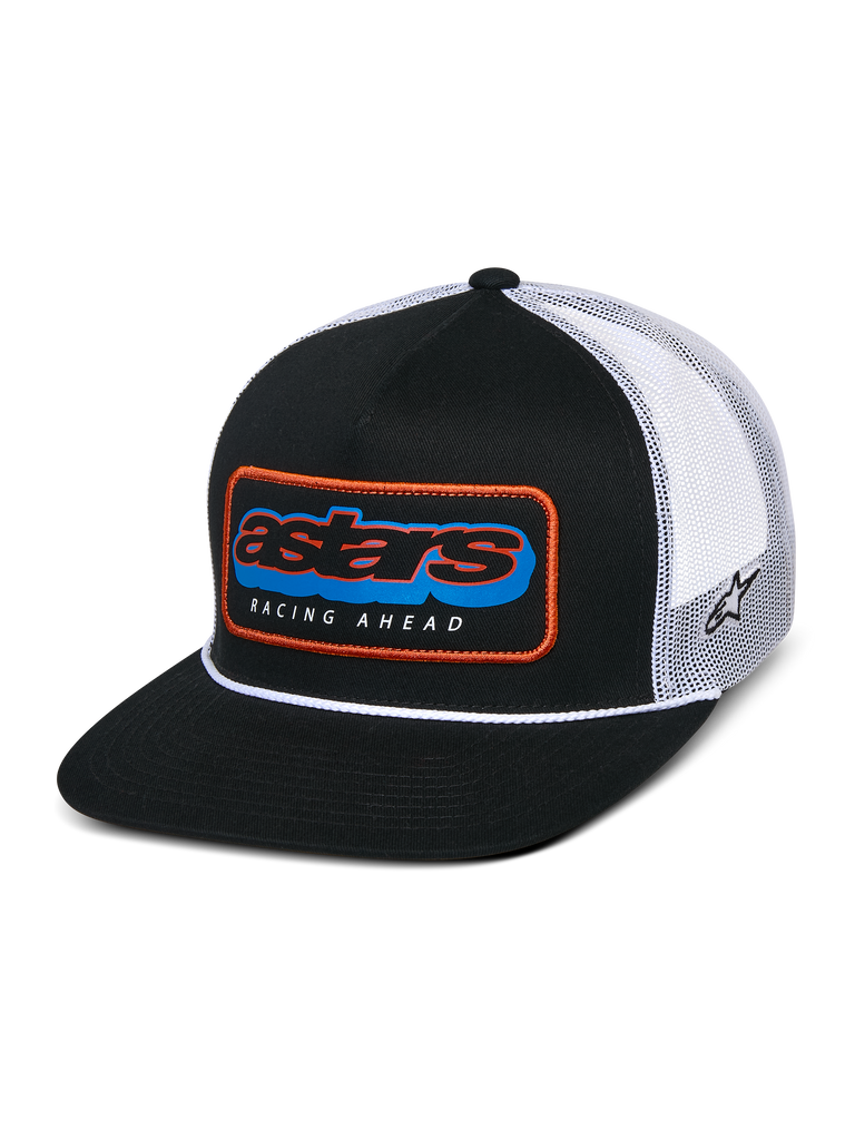 Boné Alpinestars Phosphor Trucker, preto e branco, pala plana com copa estruturada e detalhe de corda branca, emblema frontal Astars multicolorido com rebordo cor de laranja e texto "RACING AHEAD", parte traseira em malha branca respirável com logótipo bordado na lateral