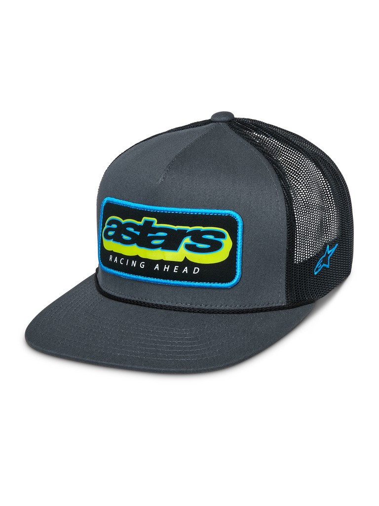 Alpinestars Phosphor Trucker Hat, boné em cinzento e preto, frente em sarja com malha preta na parte traseira, logótipo Astars multicolor vibrante com texto "Racing Ahead", pala plana, bordado lateral, acessório casual inspirado no desporto motorizado