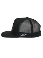 Boné Trucker Alpinestars Contender, perfil lateral, preto, pala plana com copa estruturada, malha de poliéster respirável nas costas, bordado do logótipo Astars branco na lateral, acessório casual inspirado no desporto motorizado