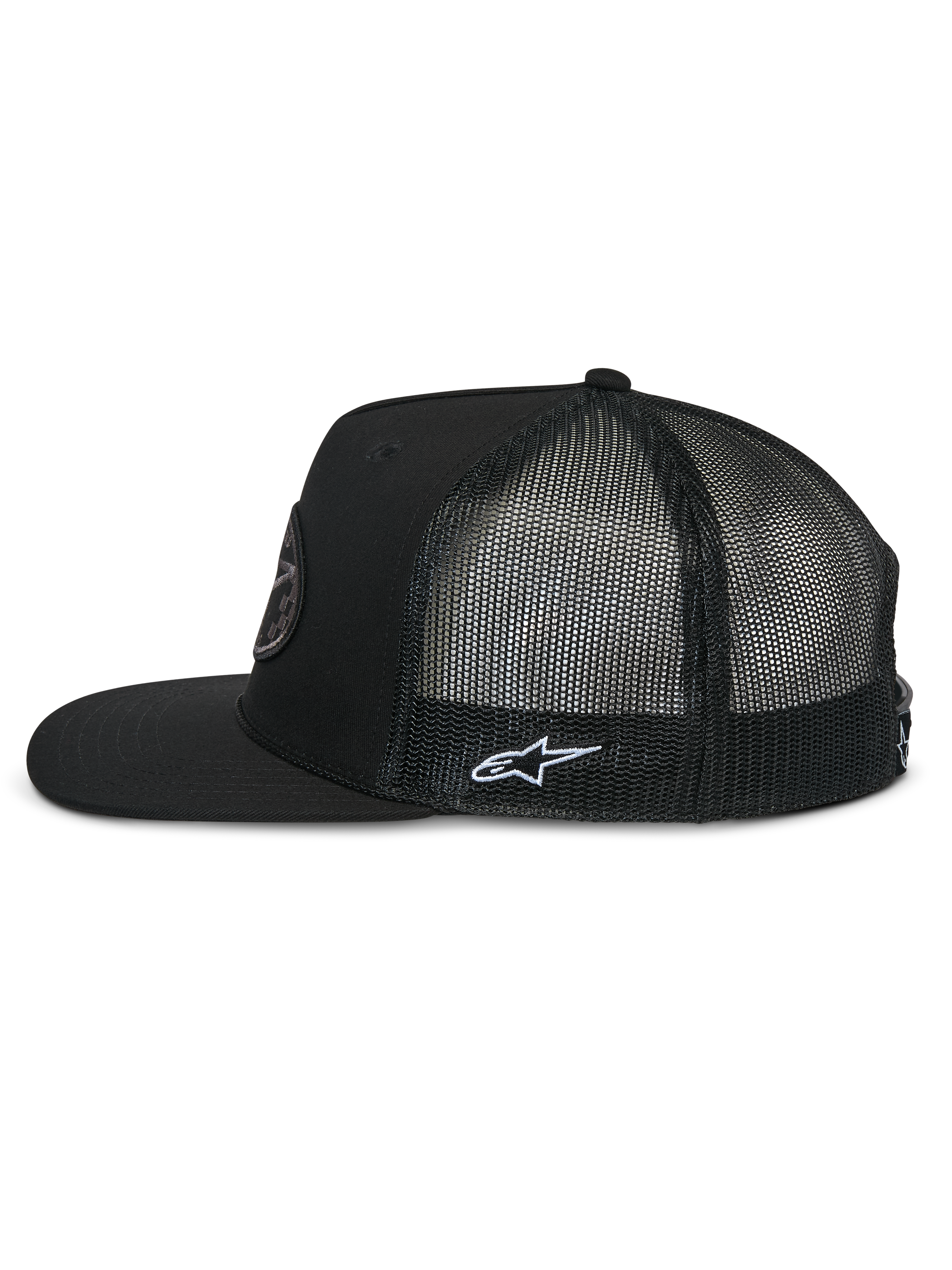 Boné Trucker Alpinestars Contender, perfil lateral, preto, pala plana com copa estruturada, malha de poliéster respirável nas costas, bordado do logótipo Astars branco na lateral, acessório casual inspirado no desporto motorizado