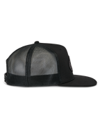 Boné Alpinestars Contender Trucker, boné trucker preto, vista de perfil, com pala plana e painéis traseiros em malha respirável, fecho snapback, estilo casual de desportos motorizados