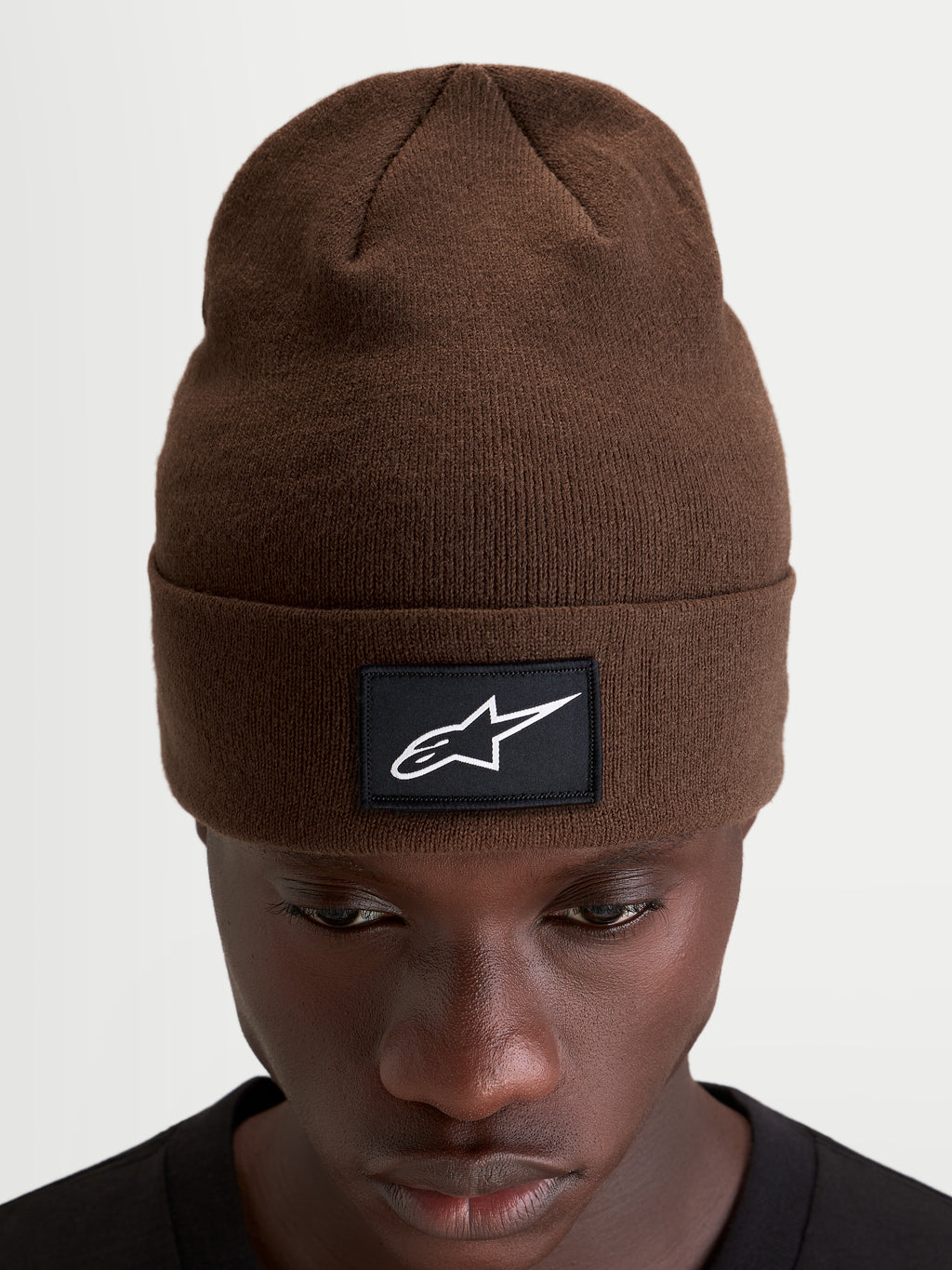 Gorro Augment Cuff da Alpinestars, gorro desportivo de inverno em castanho, com patch preto tecido e logótipo Astars branco, num modelo