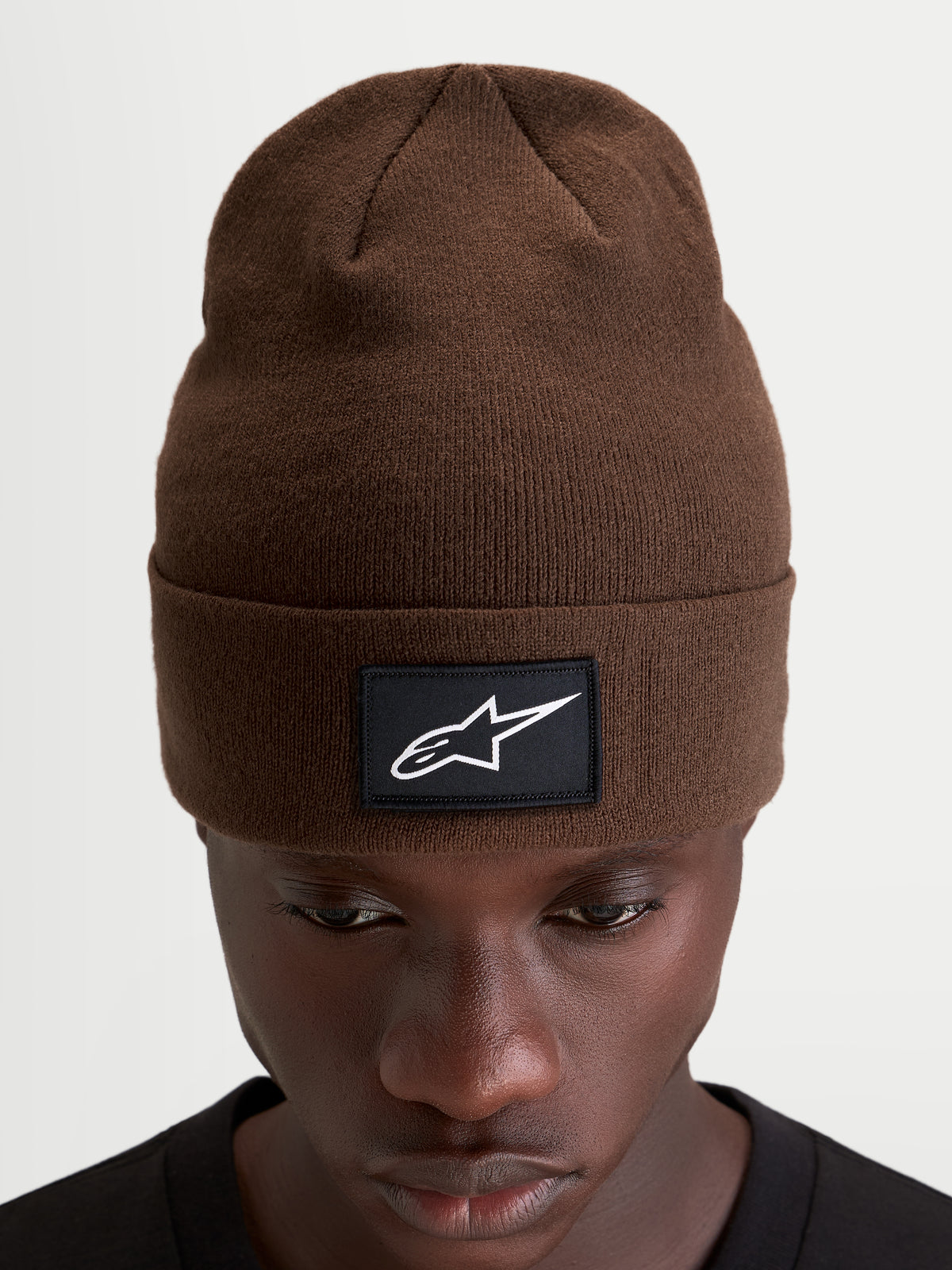 Gorro Augment Cuff da Alpinestars, gorro desportivo de inverno em castanho, com patch preto tecido e logótipo Astars branco, num modelo